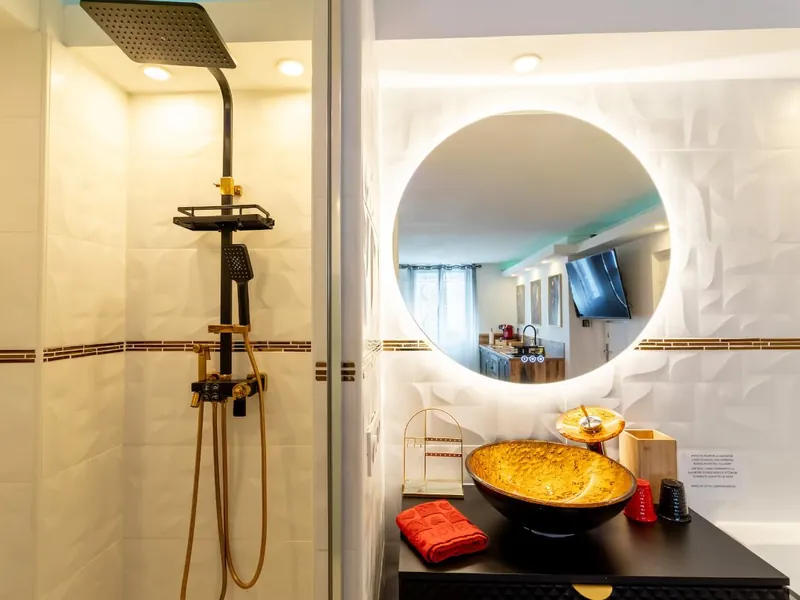 Douche à l'italienne et miroir rond rétroéclairé de la LoveRoom66