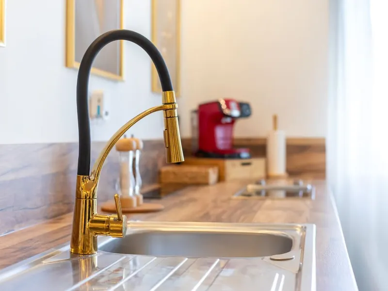 Évier et robinet doré de la kitchenette LoveRoom66