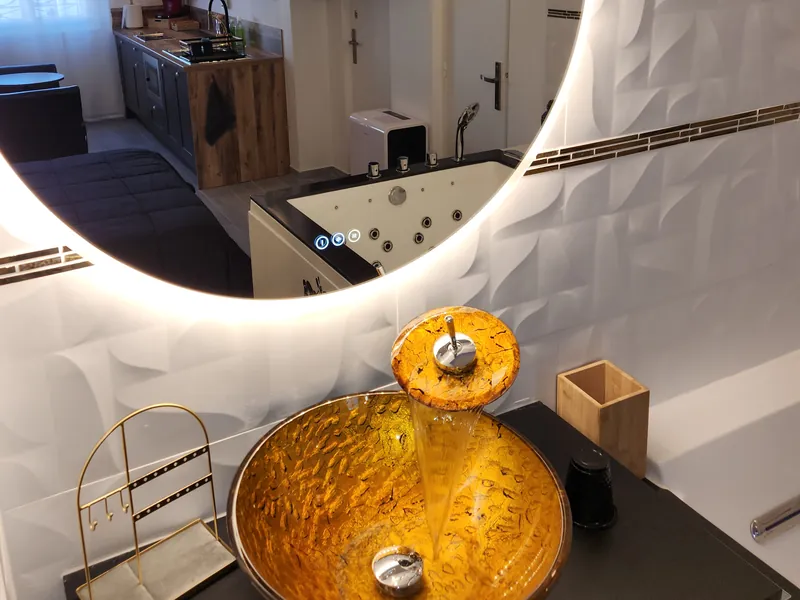 Vasque en verre doré et miroir rond lumineux de la LoveRoom66