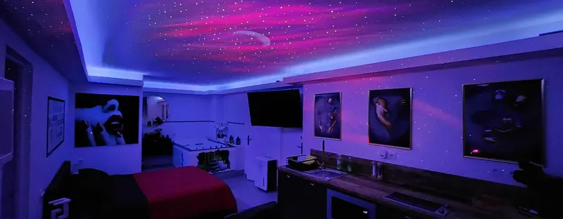 Ambiance romantique avec plafond étoilé violet