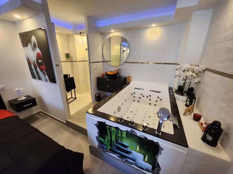 Salle de bain luxueuse avec baignoire balnéothérapie et décoration zen