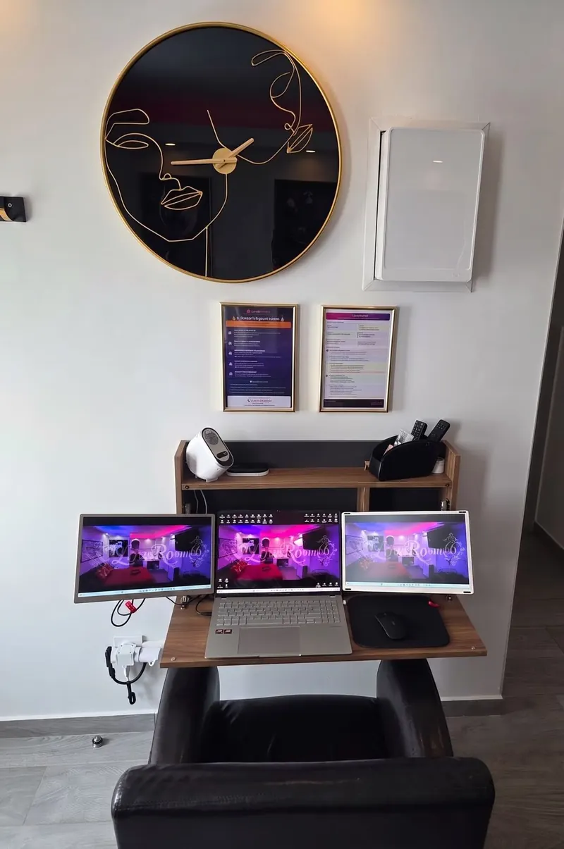 Espace de travail avec bureau, ordinateurs et logo LoveRoom66